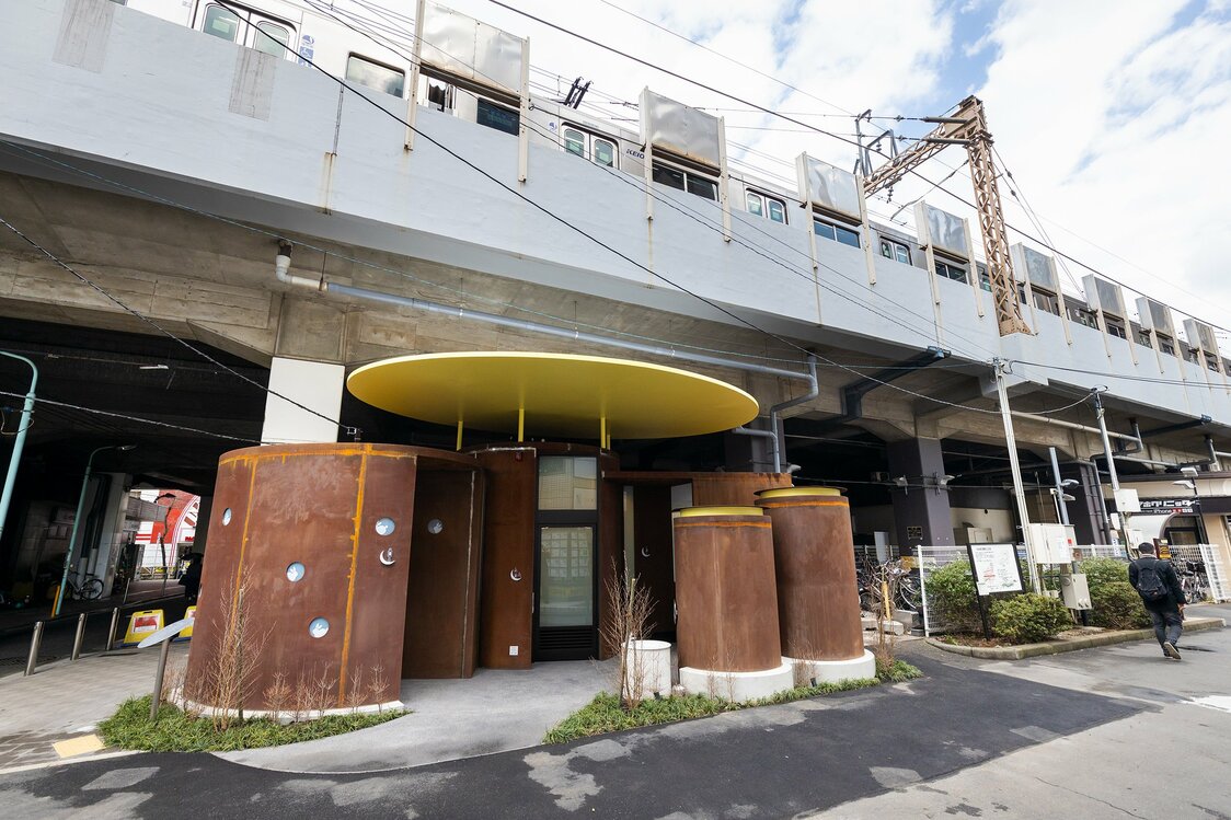 さびだらけの外観は一見近寄りがたい雰囲気だが、子ども用トイレを親の目が届きやすいように手前側に設置し、採光用のガラス面も広くとるなど、安心して利用できる配慮があふれる。さすが日本トイレ協会会長を務める小林純子の作品