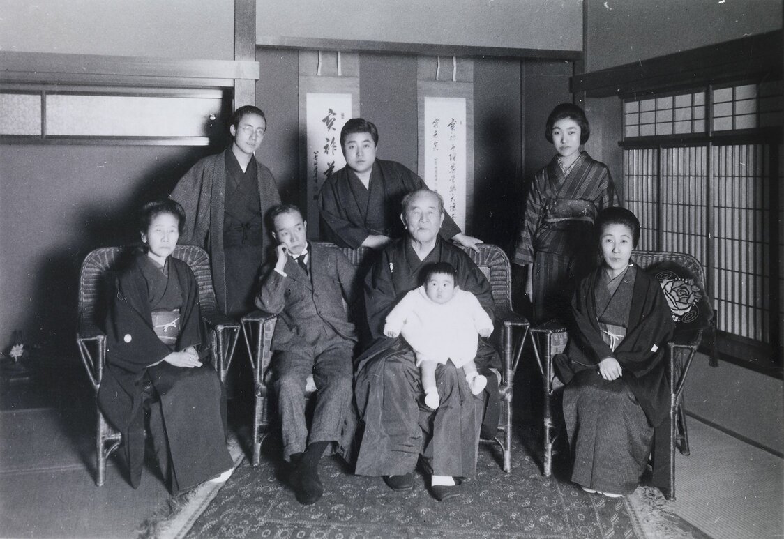 雅英氏を抱く栄一の左に座るのが篤二。後列中央が敬三　写真：渋沢史料館所蔵