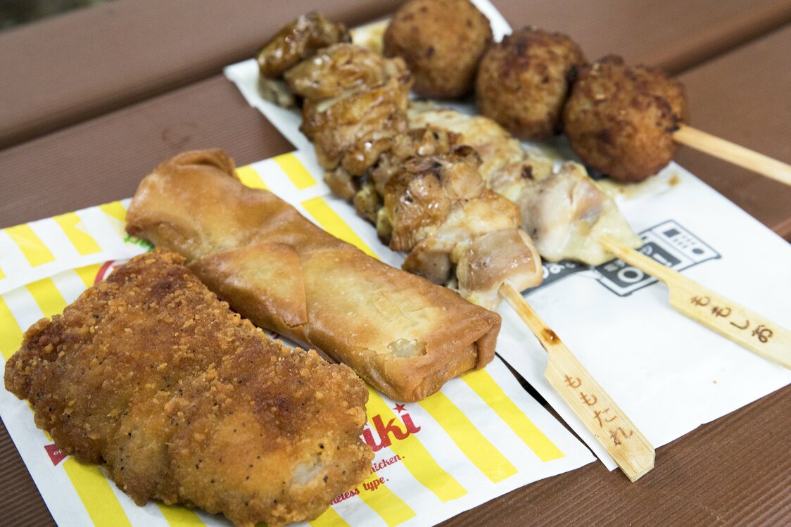 ホットスナックは小腹がすいた時だけでなく、酒のつまみにも最適。左から「ファミチキ」「春巻き」、右側が人気の「炭火やきとり」