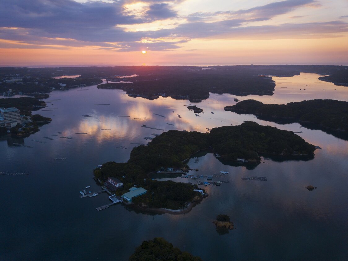 Yokoyama-jima todavía envuelta por la atmósfera mística y colorida del amanecer.