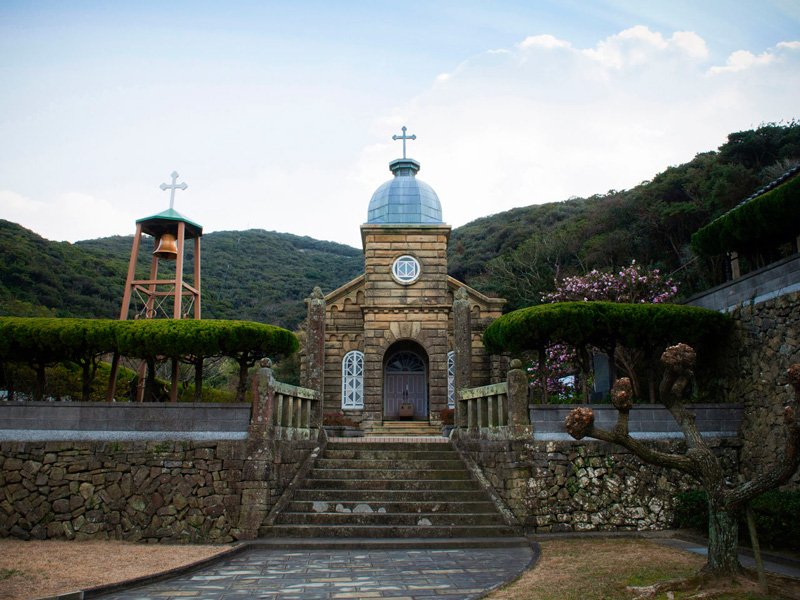 La iglesia de Kashiragashima, construida en piedra, tiene un aspecto robusto.