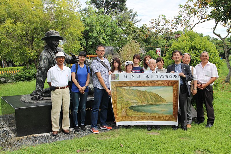 嘉義市立博物館の庭園にある陳澄波の肖像彫刻と、防府市友好訪問団・山口県立大学の学生と教員たち（撮影=謝ひかり）