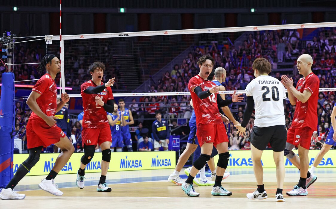 Japan’s players celebrate after scoring against powerhouse Italy in Osaka on July 15, 2026. Setter Fukatsu Hideomi is at far right. (© Sankei Shimbun/Taidō Kōji)