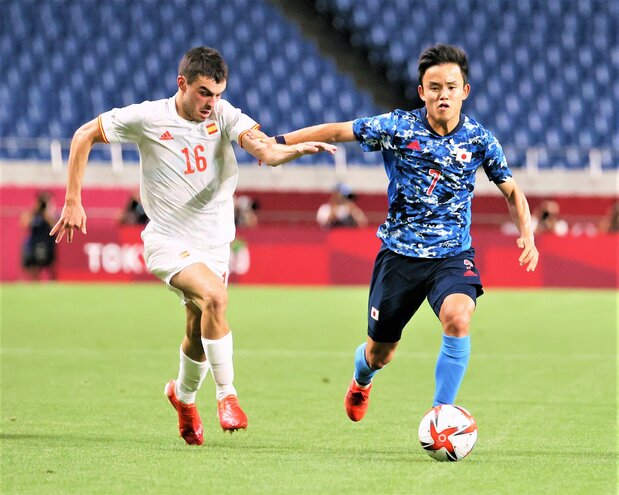 Kubo Takefusa compite con la joven promesa española Pedri (izquierda) en la semifinal de fútbol de los Juegos Olímpicos de Tokio, en el estadio de Saitama, el 3 de agosto de 2021. (Jiji Press)