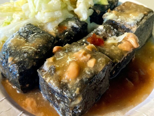 從外表沒辦法想像到味道其實很溫和的黑皮臭豆腐