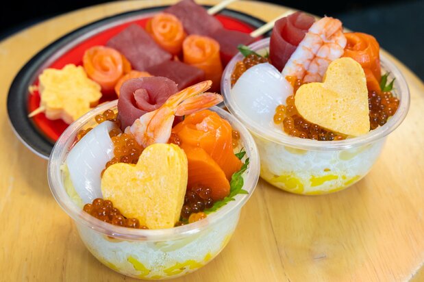 “寿司芭菲(小杯)”与生鱼片串,售价均为500日元,性价比极高