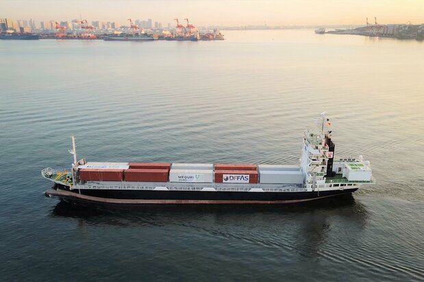 東京湾を航海するコンテナ船「すざく」。船尾に設置した白いコンテナ内に、無人運航システムをつかさどるサーバー類などが収められている 写真提供:日本財団