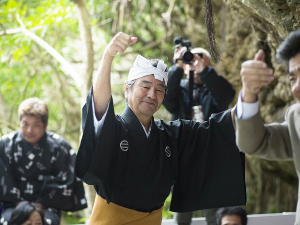 奉納が終わると、三線の音に乗ってみんなでカチャーシーを踊る