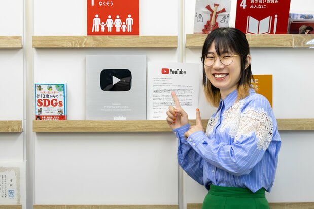 Takamatsu Nana works hard on creating content for her YouTube channels. (© Nippon.com)