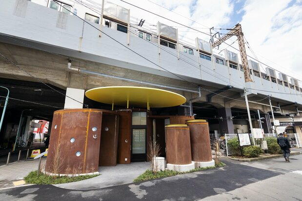 京王线高架下的笹塚绿道公共厕所。锈迹斑驳的外观给人巨大视觉冲击