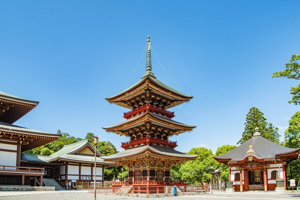 成田机场附近的新胜寺内，矗立着一座三层宝塔（© Pixta）