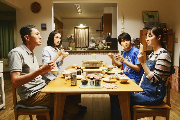 食卓を囲む後藤家。長男の勇人がムードメーカーを担う ©2021映画『老後の資金がありません!』製作委員会