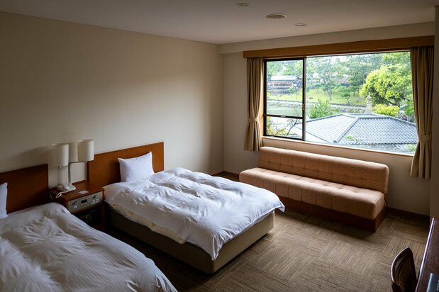 El alojamiento dispone de 24 habitaciones: las hay de estilo occidental y japonés. Se puede reservar una habitación doble de 27 metros cuadrados con dos camas a partir de unos 5.000 yenes.