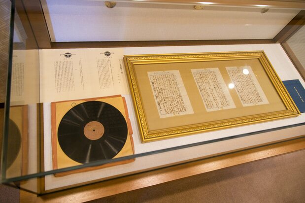 渋沢の肉声が収められたレコード。2階に設置されたプレーヤーで、実際に聞くことができる