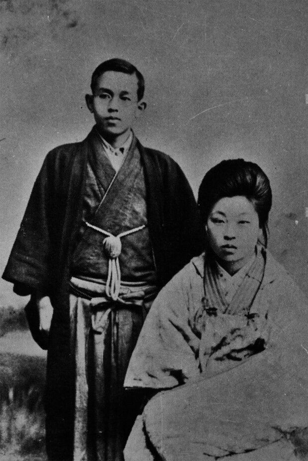 1904(明治37)年、盛岡で撮影された婚約時代の啄木(左)と節子(日本近代文学館蔵)