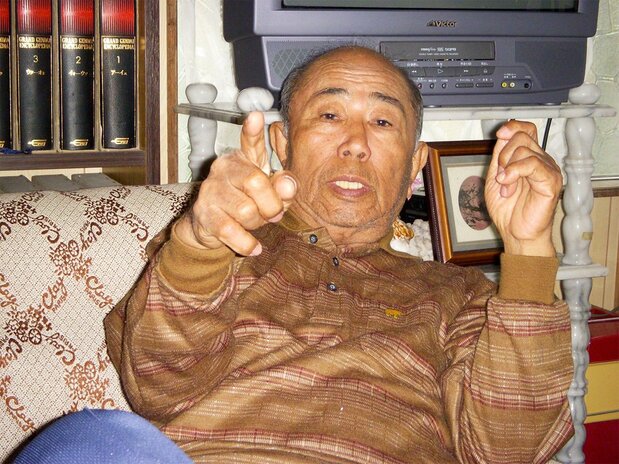 「密貿易」を経験し、のちに与那国町議会議長を務めた故長浜一男さん=2008年3月9日、与那国町久部良の自宅