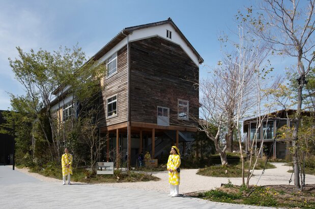 The first building that visitors enter. (© Nippon.com)