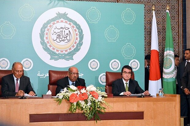 Foreign Minister Kōno Tarō (right) participates in a press conference after political discussions with members of the Arab League, which consists of 22 Arab world countries and organizations. Photo taken at the Arab League headquarters in Cairo, Egypt, on September 11, 2017. (© Jiji)
