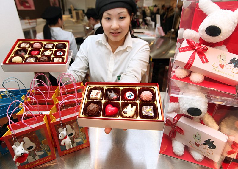 Étalage dédié aux chocolats conçus pour la Saint-Valentin dans un grand magasin. (Jiji Press)