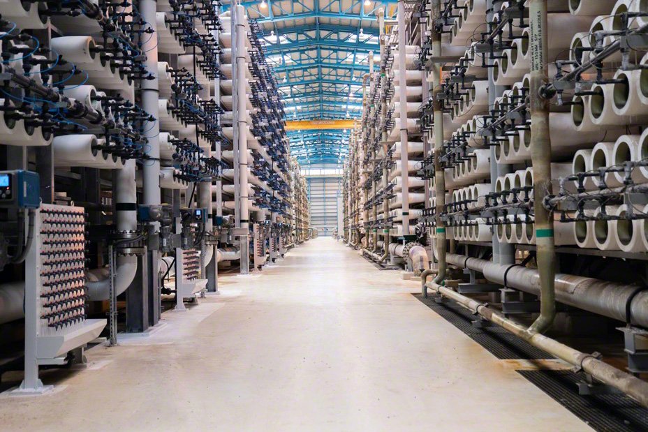 Modules tubulaires de désalinisation installés dans une usine de désalinisation de la côte ouest de l’Arabie Saoudite. Ils contiennent des membranes d’osmose inverse qui éliminent le sel de l’eau de mer. (Avec l’aimable autorisation de la Saline Water Conversion Corporation du royaume d’Arabie Saoudite)