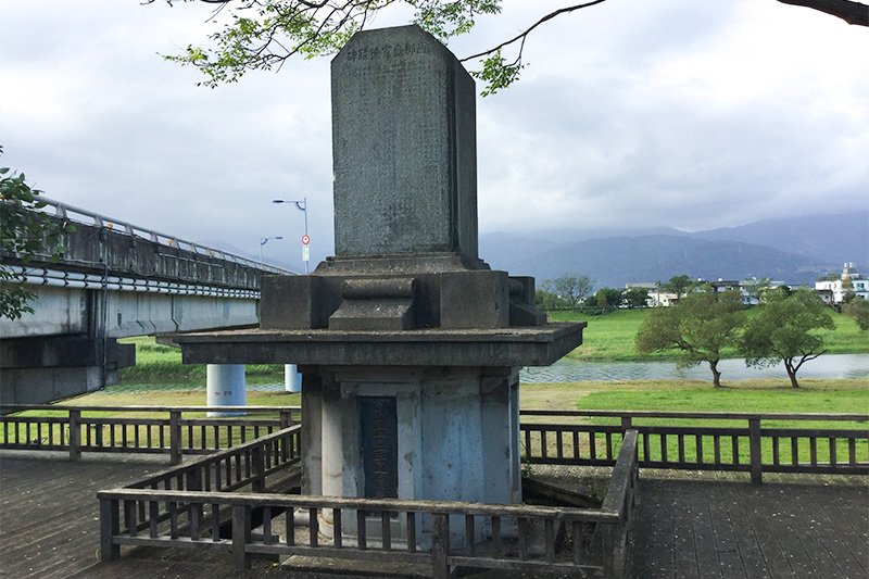 「西郷堤防」に移築された石碑（提供：古川 勝三）