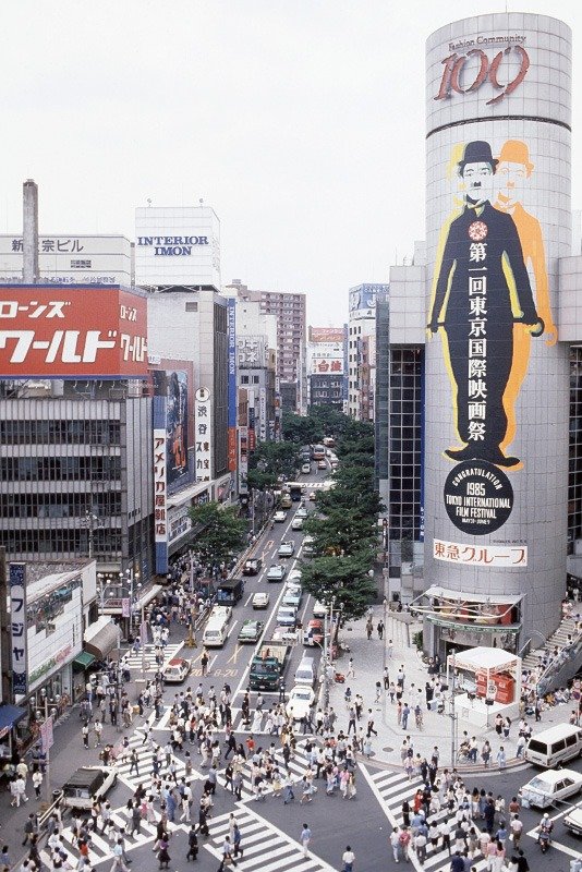 第1届东京国际电影节的卓别林经典标志（1985年6月，东京都涩谷区，时事通信社）