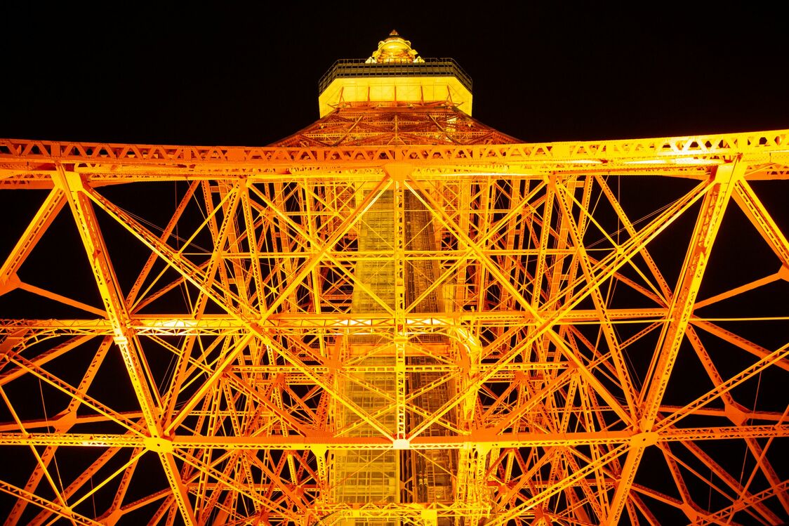 Vista de la Torre de Tokio iluminada desde abajo en el tejado del “Foot Town Building” durante las horas de apertura del paseo de la escalera exterior. © Tokyo Tower