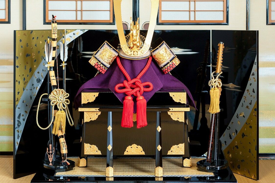 Objets exposés pour la fête des garçons Tango no Sekku (Pixta)