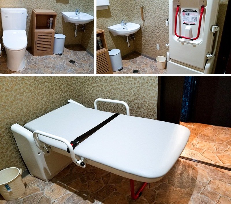 El espacioso aseo permite una buena movilidad incluso en silla de ruedas. La cama plegable se usa para cambiar pañales.