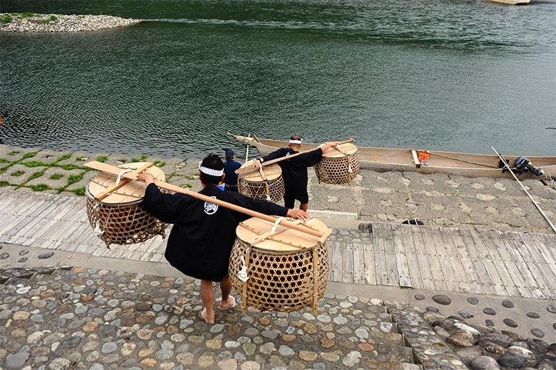 The fishermen take the baskets with the cormorants to their boats the nightly outing.