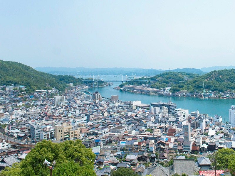 El gran puente Shin Onomichi visto desde el parque Senkōji