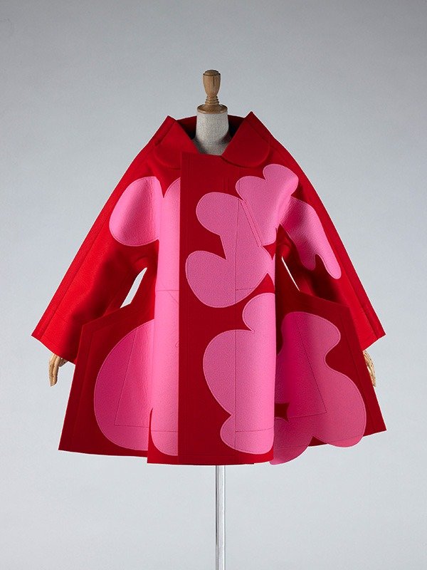 Vestido de Kawakubo Rei para la colección otoño-invierno 2012 de la marca Comme des Garçons. Fotografía: Hayashi Masayuki. ©Instituto de Moda de Kioto