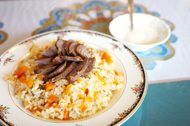 ウイグルで「プロフ」と呼ばれる炊き込みご飯。中央アジア圏ではよく見られる料理だ (熊崎敬撮影)