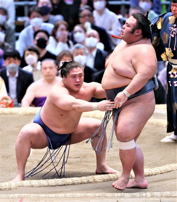 Wakatakakage (28), at left, winner of the March 2022 basho, won 57 matches in the previous year’s six grand tournaments. Hopes are high that he will win promotion to ōzeki in 2023. (© Jiji)