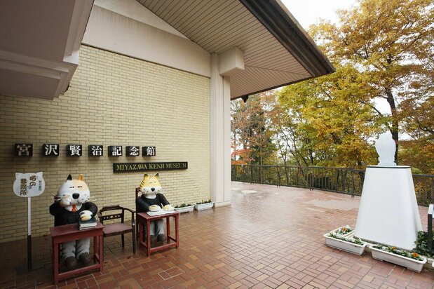 童話『猫の事務所』を題材にしたモニュメントが並ぶ宮沢賢治記念館の入口 写真提供:(公財)岩手県観光協会