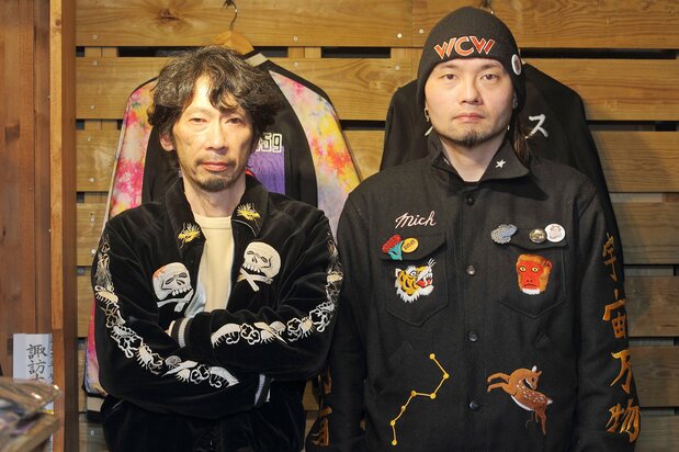 Hitomoto Kazuyoshi (à gauche) et Yokochi Hiromichi se sont associés sur de nombreux projets. Ils sont notamment à l’origine de sukajan officiels pour les Jeux de Tokyo 2020.