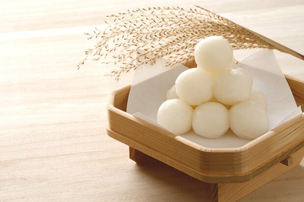Bolas tsukimi dango y hierba susuki. (© Adobestock)