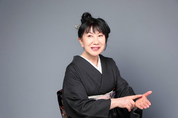 髷(まげ)をベレー帽のようにアレンジするのも、遊び心のある室井さんならでは!