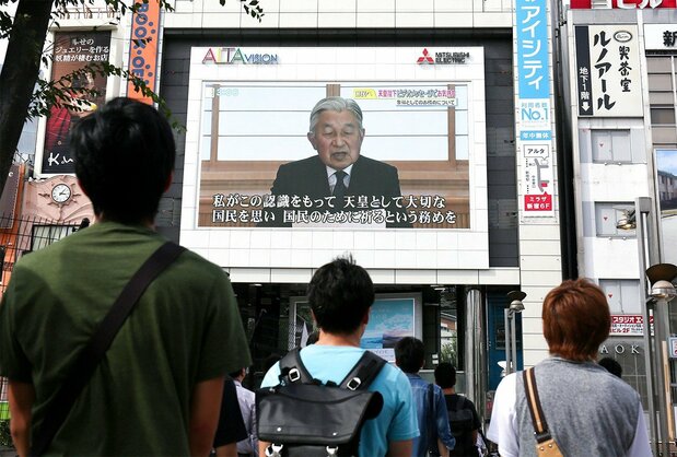 路人专注地在看大屏幕上播放的明仁天皇电视讲话（2016年8月8日下午，东京都新宿区，时事社）