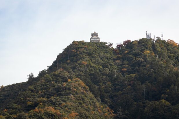La vista del castillo de Gifu desde la ribera del río Nagara. El torreón actual fue reconstruido en 1956.