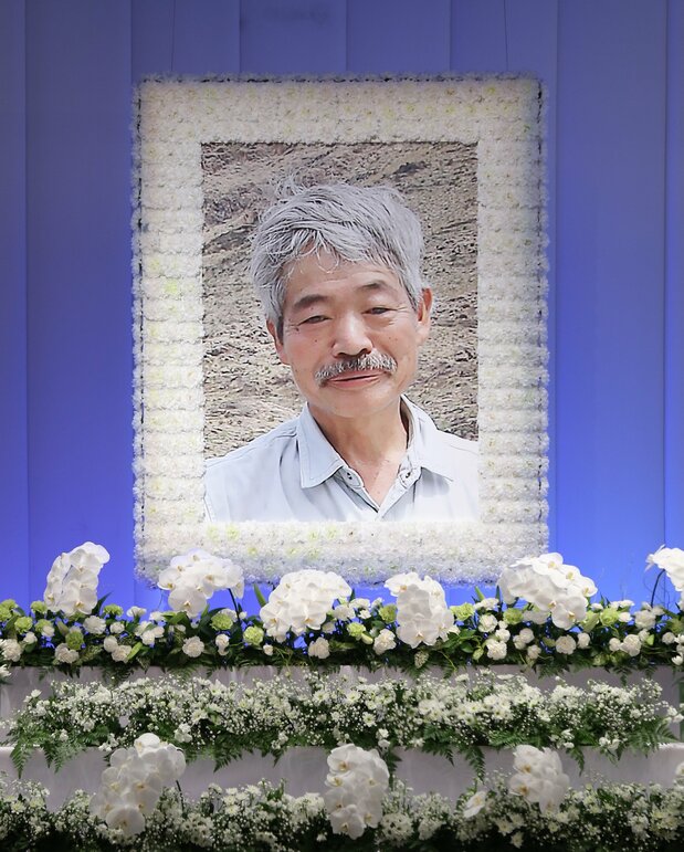 斎場に飾られた、アフガニスタンで殺害されたNGO「ペシャワール会」現地代表の医師中村哲さんの遺影=2019年12月11日、福岡(時事)