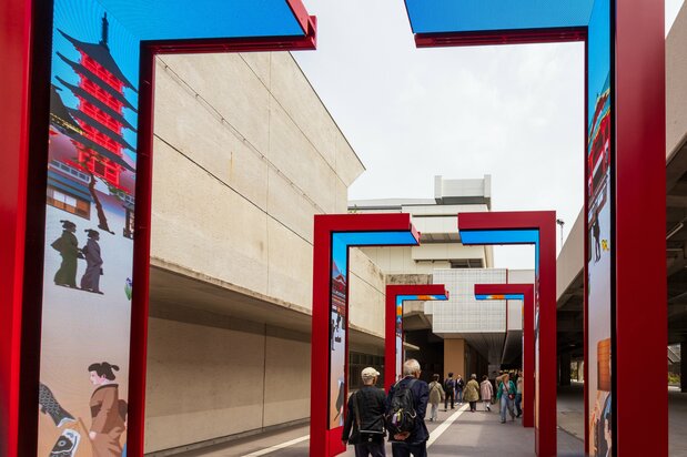 Puerta inspirada en un torii.