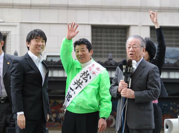 橋下徹氏(写真左)と共に、大阪府知事選に出馬した松井一郎氏(同中央)の応援演説に駆け付けた堺屋太一氏(同右)(2011年11月10日、 写真=産経新聞社)
