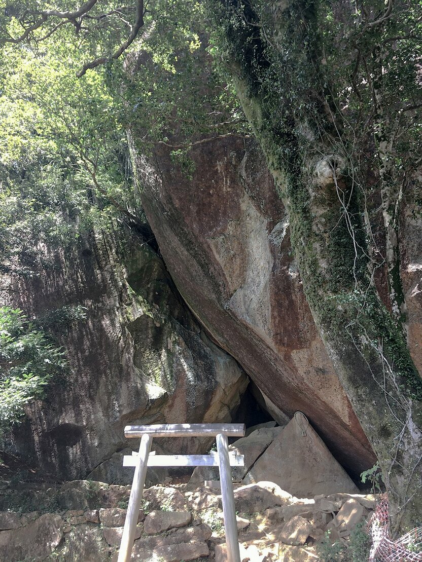 两座巨石之间的岩屋相传是山幸彦生活过的地方（摄影：北崎二郎）