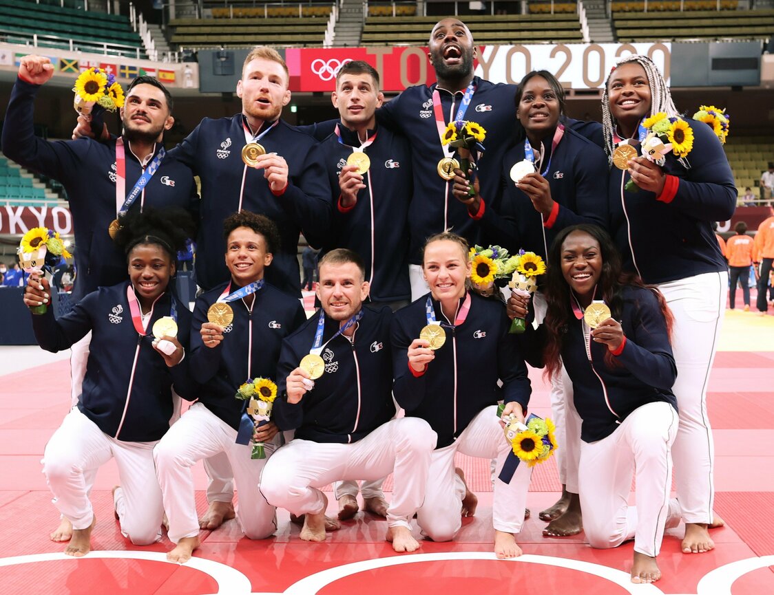 En los Juegos Olímpicos de Tokio, el equipo francés de judo derrotó al japonés en la categoría de grupo mixto y obtuvo la medalla de oro. (Jiji)