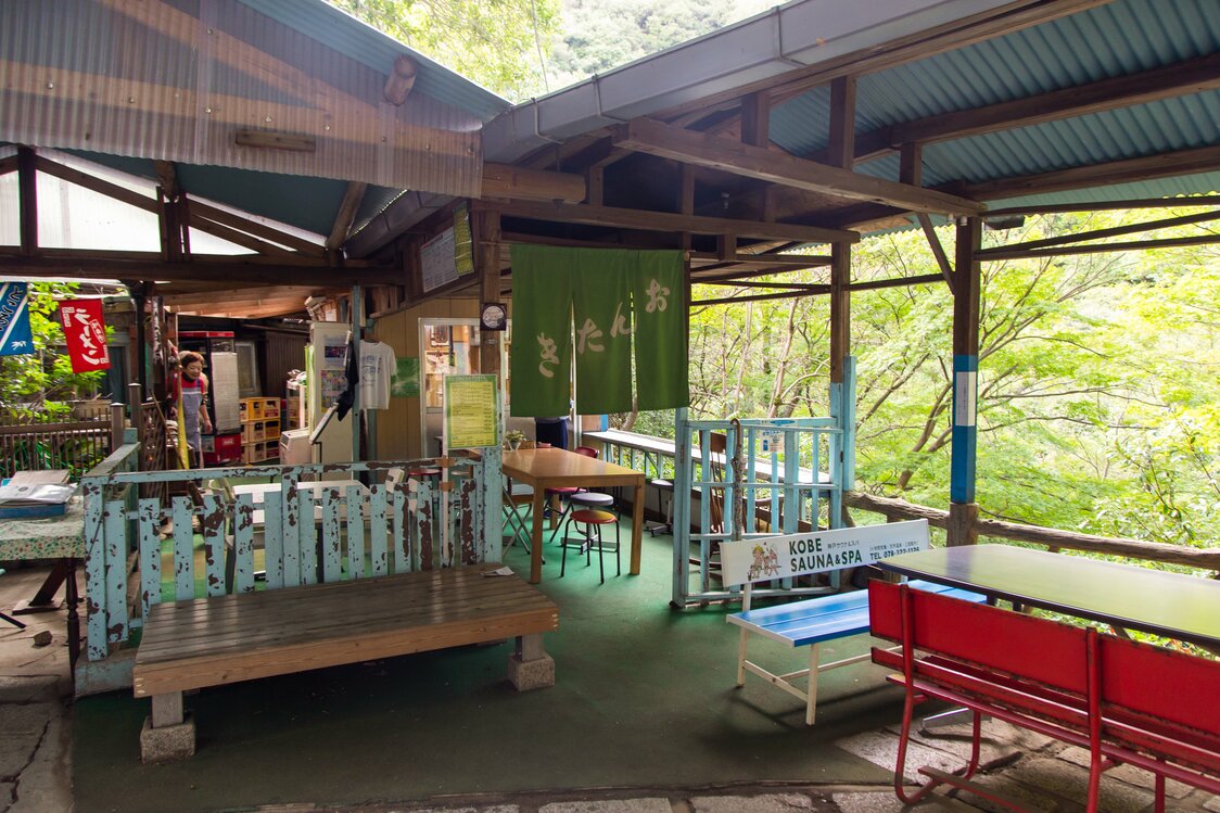 La cafetería Ontaki, fundada en 1915. Algunos habitantes de la zona disfrutan del paisaje con una cerveza.