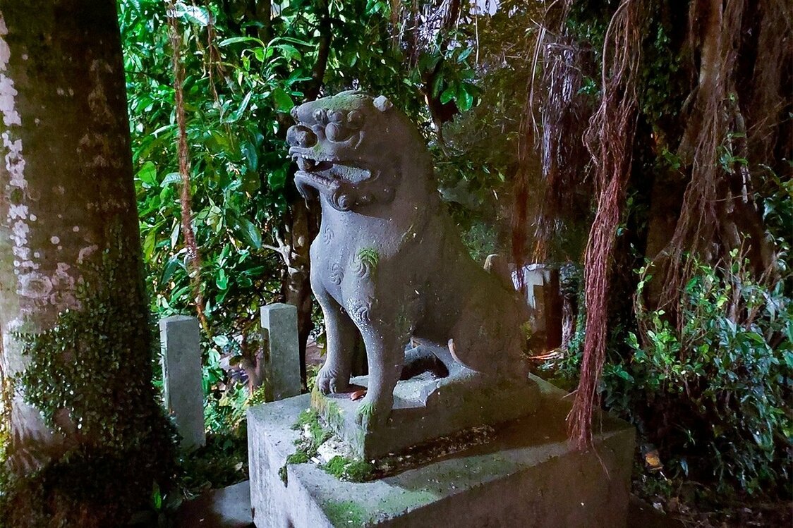 中正公園を登っていくと、脇にひっそりと狛犬さんが佇んでいた