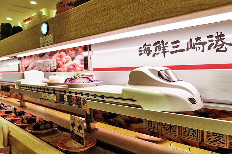 El sushi llega en el shinkansen en los restaurantes Kaisen Misakikō.