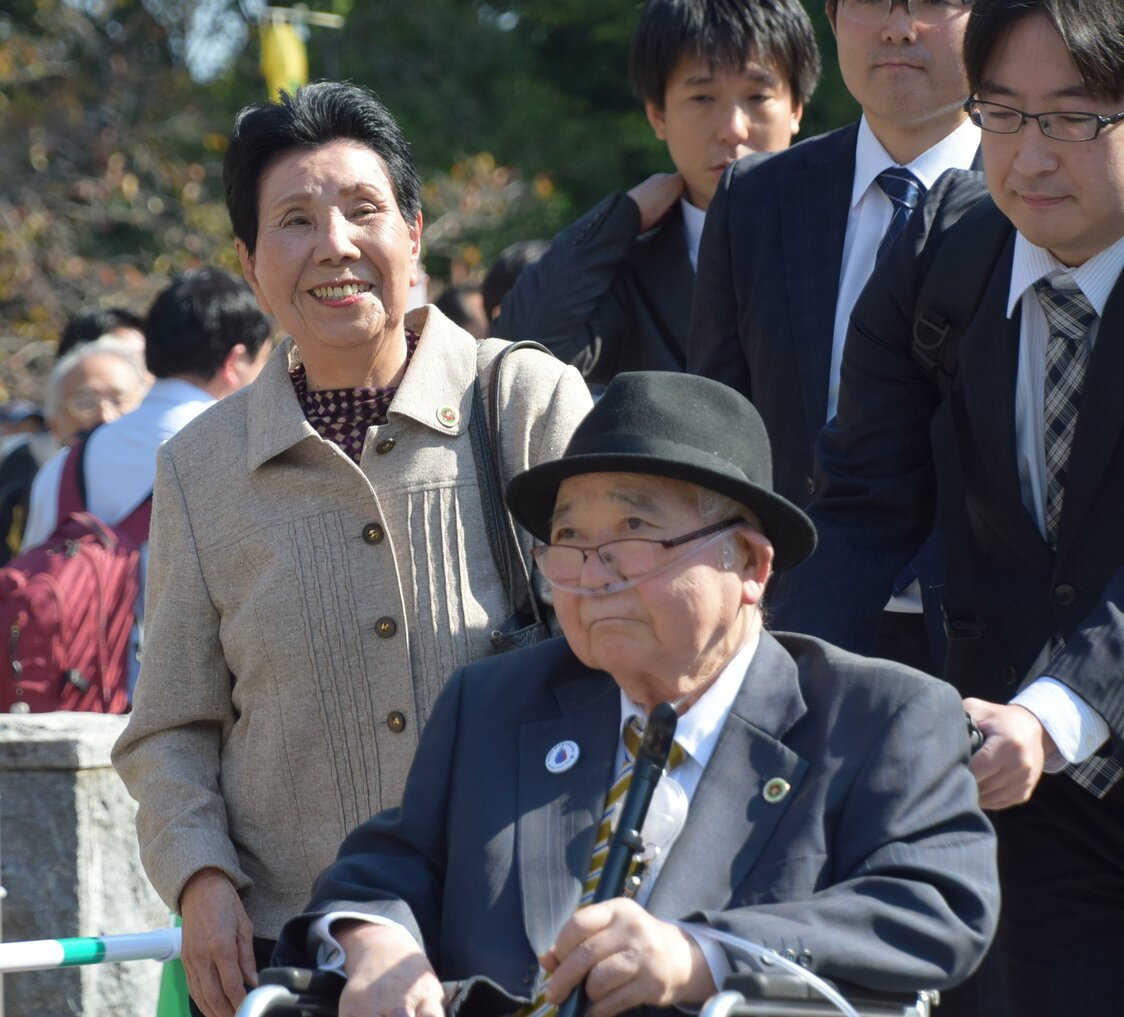 La hermana de Hakamada Iwao (a la izquierda) en la repetición del juicio el 27 de octubre, en Shizuoka, en la prefectura homónima. (© Jiji)