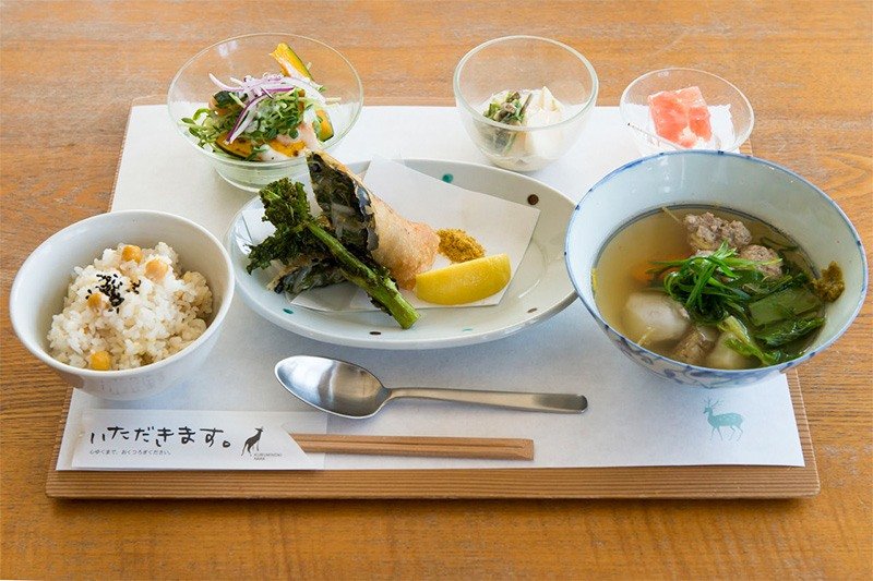 Menú del día de Kurumi no Ki. Esta comida o almuerzo lleva arroz cocido con diversos ingredientes, sopa, un plato principal, varios acompañantes, postre y bebida. La selección cambia cada semana y se elabora con productos de temporada.